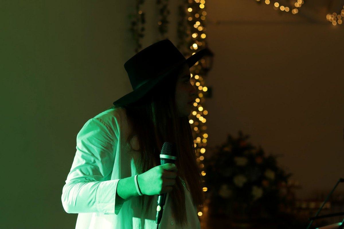 Voz en vivo en una boda bajo luces cálidas