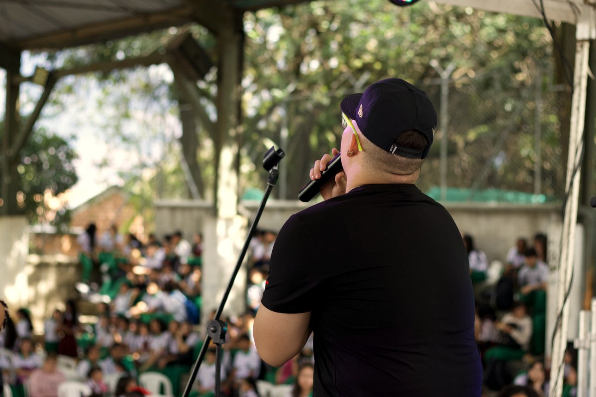 Dualidad Music tocando ante el público estudiantil de un colegio