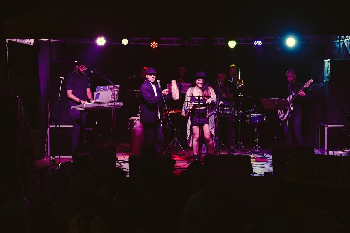 Banda completa de Dualidad Music en tarima