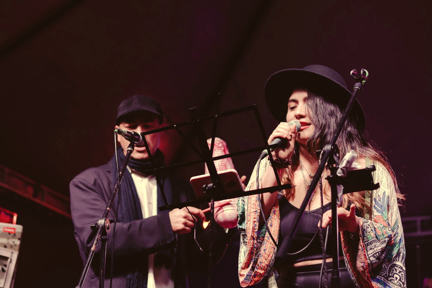 Dos vocalistas de Dualidad Music bajo luces cálidas