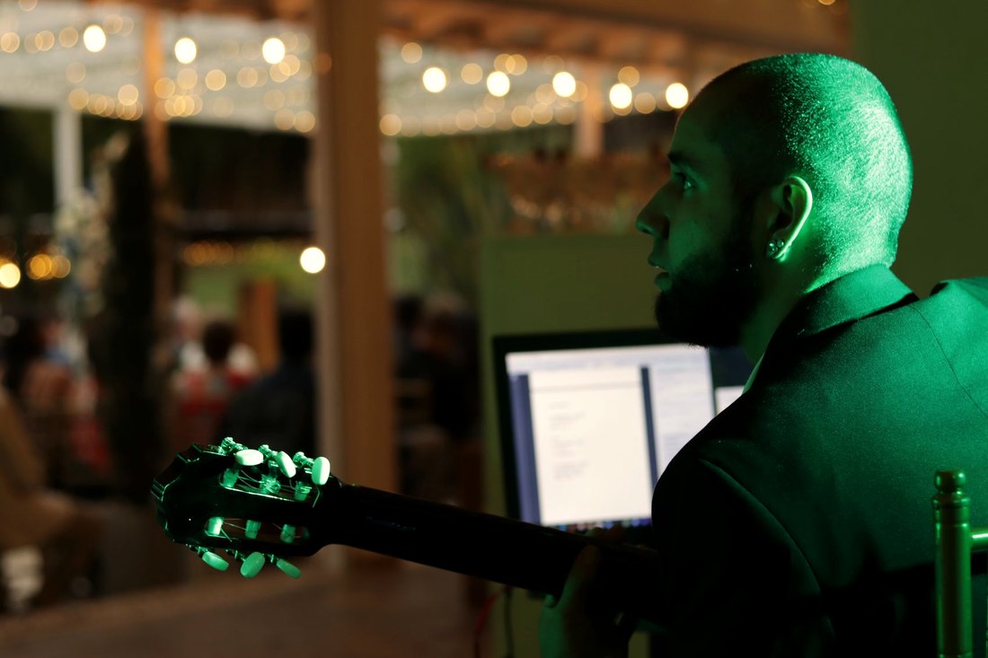 Guitarrista de Dualidad Music en un evento al aire libre