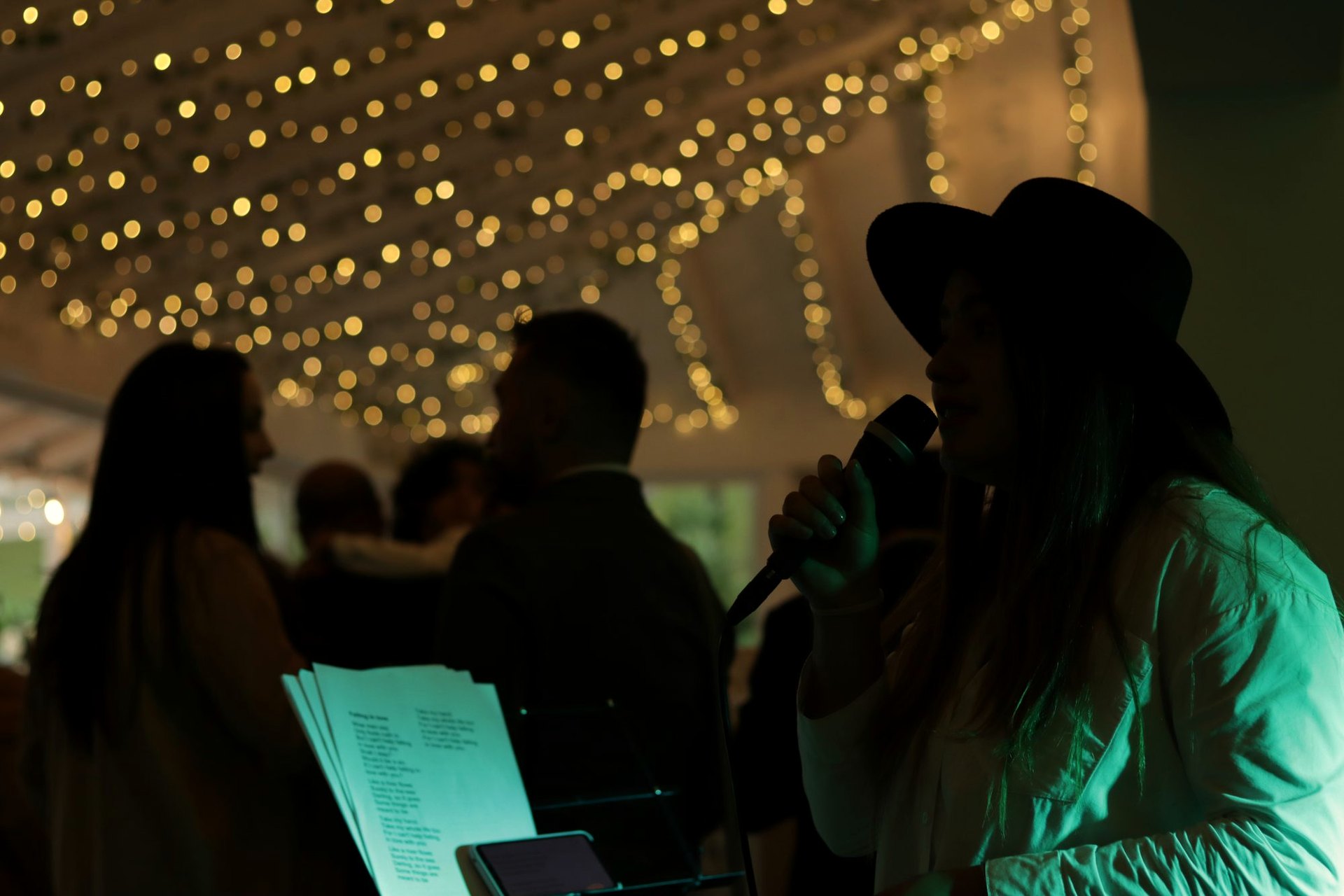 Dualidad Music en vivo bajo luces cálidas en una boda